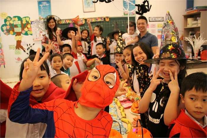 Những chiếc mặt nạ mang phong cách ma quỷ rùng rợn, cùng không gian trang trí đầy màu sắc.