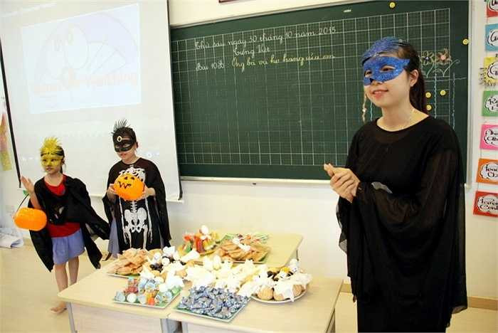 Các thầy cô giáo cũng hào hứng nhập vai, hòa cùng niềm vui với học sinh. 