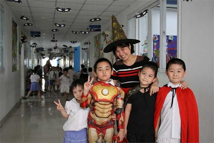 Không khí ngày hội này tại Ban Mai cũng thu hút sự quan tâm của nhiều bậc phụ huynh, đến giúp các con hóa trang và bày các mâm cỗ liên hoan thật ấn tượng. 