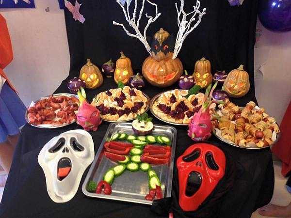 Bên cạnh không khí vui nhộn, rùng rợn của ngày hội hoá trang Halloween tại Ban Mai các bạn học sinh còn tổ chức các 'bữa tiệc kinh dị'. Hãy đến xem và thưởng thức các món ăn máu của Dracula, hài cốt ngọt ngào, thịt dơi nấu mắt quạ, đêm nghĩa địa... Đảm bảo bạn sẽ sợ 'mất vía' nhưng sẽ thích thú vô cùng. 