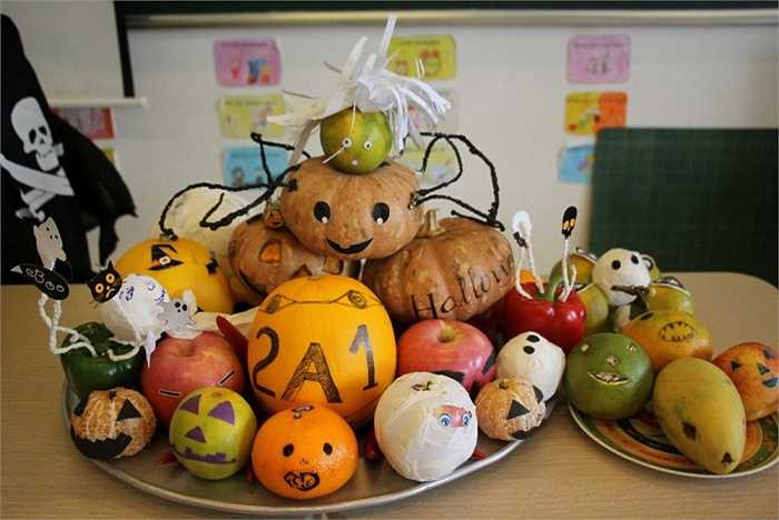 Các mâm cỗ thể hiện sự hợp lực của học sinh và thầy cô giáo cùng tham gia, mang nhiều sáng tạo khác nhau. 