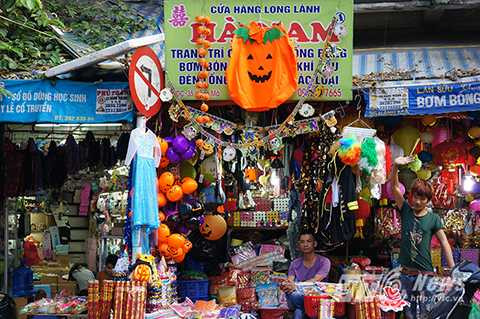 Phố Hàng Mã những ngày này tràn ngập đồ chơi kinh dị, bạo lực phục vụ cho ngày lễ Halloween. Phố Hàng Mã những ngày này tràn ngập đồ chơi kinh dị, bạo lực phục vụ cho ngày lễ Halloween.