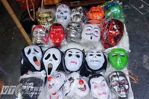 Những món đồ chơi kinh dị, ghê rợn được bày bán công khai trong cửa hàng cũng như trên vỉa hè. Những món đồ chơi kinh dị, ghê rợn được bày bán công khai trong cửa hàng cũng như trên vỉa hè.