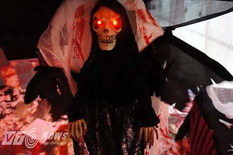 Không chỉ phát ra âm thanh kì quái mà đôi mắt chớp tắt đỏ lòm khiến nhiều người muốn rụng tim. Không chỉ phát ra âm thanh kì quái mà đôi mắt chớp tắt đỏ lòm khiến nhiều người muốn rụng tim.