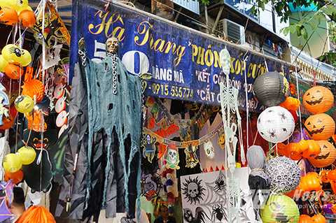 Những con búp bê với hình thù quái dị, ma quái được bày bán một cách công khai Những con búp bê với hình thù quái dị, ma quái được bày bán một cách công khai