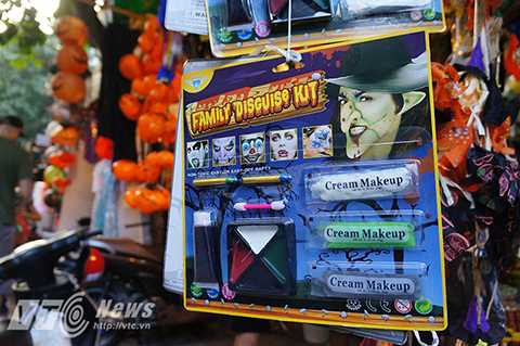 Hay những bộ trang điểm ma quái không rõ nguồn gốc xuất xứ hay tem kiểm định chất lượng sản phẩm. Hay những bộ trang điểm ma quái không rõ nguồn gốc xuất xứ hay tem kiểm định chất lượng sản phẩm.