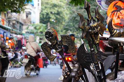 Đồ chơi bạo lực được bày bán tràn lan khắp phố cổ Hà Nội. Đồ chơi bạo lực được bày bán tràn lan khắp phố cổ Hà Nội.