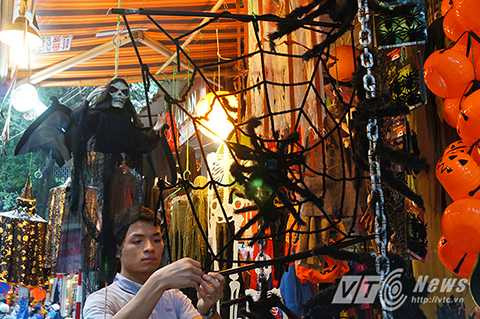 Nhiều chủ cửa hàng còn khẳng định những món đồ chơi này có nguồn gốc từ Thái Lan, Hàn Quốc. Tuy nhiên theo quan sát của PV, trên những món đồ này không hề có tem ghi nguồn gốc xuất xứ. Nhiều chủ cửa hàng còn khẳng định những món đồ chơi này có nguồn gốc từ Thái Lan, Hàn Quốc. Tuy nhiên theo quan sát của PV, trên những món đồ này không hề có tem ghi nguồn gốc xuất xứ.