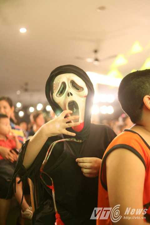 Khi được hỏi nhiều vị phụ huynh tỏ ra lo lắng khi những món đồ chơi ghê rợn này được bày bán một cách công khai, gây ảnh hưởng không nhỏ tới tâm lý của con em họ. Khi được hỏi nhiều vị phụ huynh tỏ ra lo lắng khi những món đồ chơi ghê rợn này được bày bán một cách công khai, gây ảnh hưởng không nhỏ tới tâm lý của con em họ.