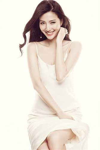 Trong bộ ảnh này, cô diện những trang phục mỏng manh với những đường cắt xẻ táo bạo.