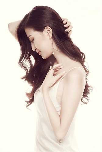 Những bộ đầm với chất liệu voan mỏng xuyên thấu giúp cô khoe được vẻ sexy khó cưỡng.