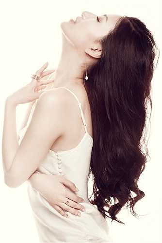 Mỹ Linh từng được biết đến là một hot girl Hà Thành với cái tên Linh Sunny. Cô cũng từng từ bỏ cuộc thi Hoa hậu Việt Nam khi đã nằm trong top 40 gương mặt cuối cùng. 