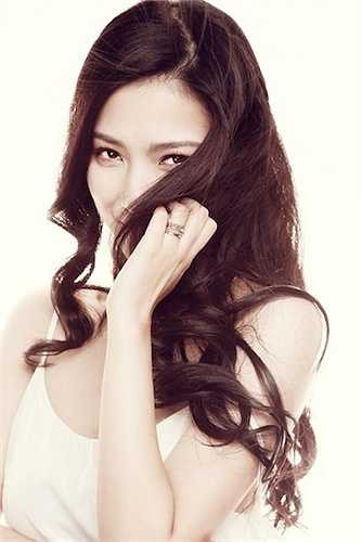 Phạm Mỹ Linh giờ đây là một trong những nữ MC quyến rũ của showbiz Việt, luôn điềm tĩnh, chuyên nghiệp khi đứng trên những sân khấu lớn, luôn thu hút được mọi ánh nhìn bởi phong cách thời trang tinh tế, thanh lịch nhưng vẫn rất quyến rũ mỗi khi cô xuất hiện ở bất cứ đâu. 