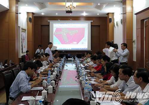 Đại diện Công ty Tùng Lâm trả lời giải đáp một số câu hỏi của phóng viên tại buổi họp báo liên quan đến vụ việc - Ảnh MK