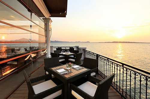 Nhà hàng nổi trên vịnh