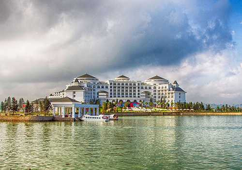 Vinpearl Hạ Long Bay Resort lộng lẫy trong ánh bình minh