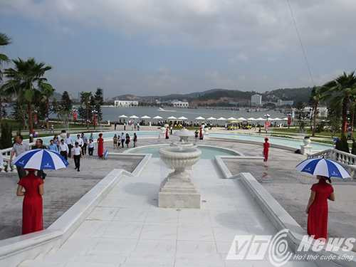 Đài phun nước trước sảnh lên khu trung tâm - ảnh MK