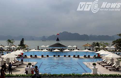 Bể tắm dành cho trẻ em và người lớn hướng ra vịnh, với sức chứa gần 300 người - Ảnh MK