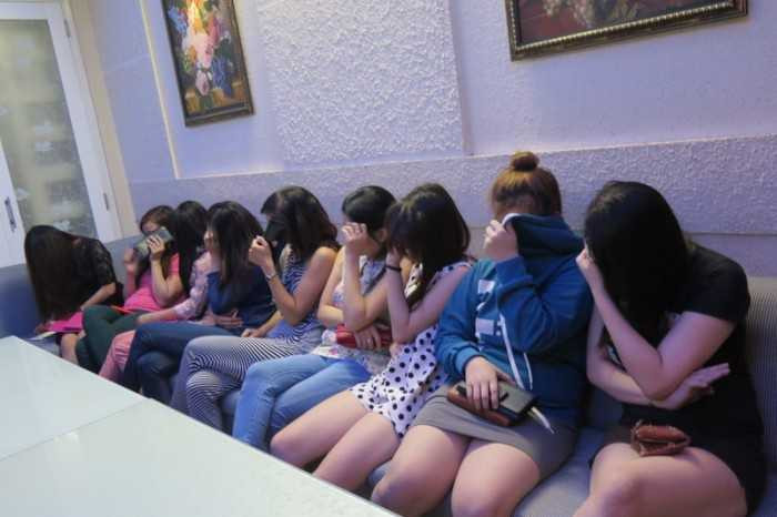 Các tiếp viên ăn mặc mát mẻ để tiếp khách.