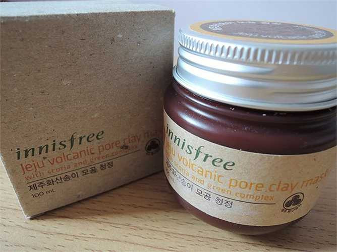 Mặt nạ đất sét dưỡng da Innisfree Jeju Volcanic Pore Clay Mask có chiết xuất từ khoáng chất của núi lửa và đất sét.