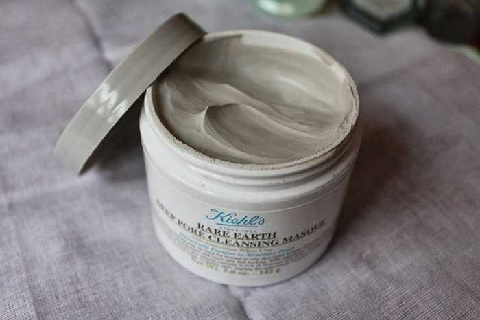 Kiehl’s Rare Earth Deep Pore Cleansing Masque. Đây là một loại mặt nạ đất sét được hãng giới thiệu là có khả năng kiểm soát dầu, trị mụn, mụn dưới da và cả mụn cám mụn đầu đen nữa. 