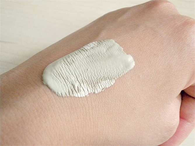 Sản phẩm mặt nạ Kiehl’s với thành phần chính từ đất sét trắng của vùng Amazone có thể giúp bạn giải quyết tình trạng làn da bóng dầu, lỗ chân lông to, mụn, mụn dưới da và mụn cám mụn đầu đen. Giá xách tay cho một hũ mặt nạ này ở Việt Nam giao động từ 1 triệu đến 1,3 triệu đồng