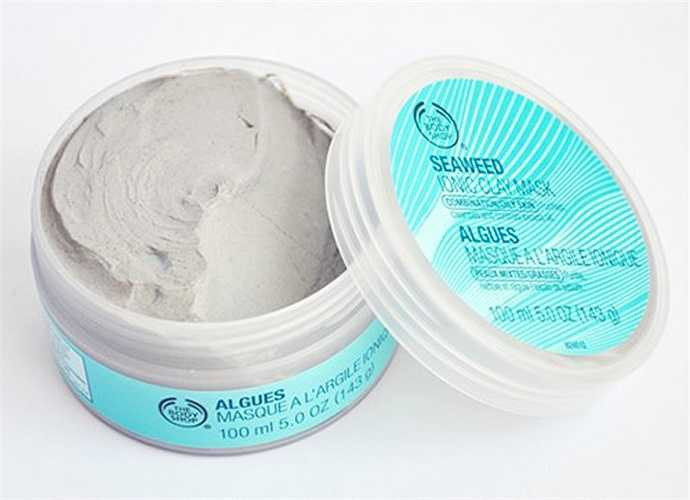 Seaweed Ionic Clay Mask của The Body Shop. Mặt nạ được đựng trong chiếc hộp tròn xinh xinh 100mL với chất đất sét màu xám đặc quánh có mùi thơm nhẹ. 