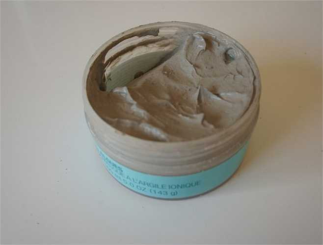 Đây là hỗn hợp đất sét gồm sét Trung Quốc, bùn biển và sét do nung nhiệt có chứa các ion âm tự nhiên, tác động như một chiếc điện cực lấy đi hết các bụi bẩn, dầu thừa nằm sâu trong các lỗ chân lông. Mặt nạ này có giá khoảng 600.000đ. 