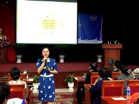 Bà Nguyễn Thị Mỹ Hòa – Trưởng ban nhãn hiệu, ngành hàng sữa bột, công ty Vinamilk chia sẻ những thông tin hữu ích của các sản phẩm dinh dưỡng dành cho người cao tuổi tại hội thảo ở Hà Nội Bà Nguyễn Thị Mỹ Hòa – Trưởng ban nhãn hiệu, ngành hàng sữa bột, công ty Vinamilk chia sẻ những thông tin hữu ích của các sản phẩm dinh dưỡng dành cho người cao tuổi tại hội thảo ở Hà Nội