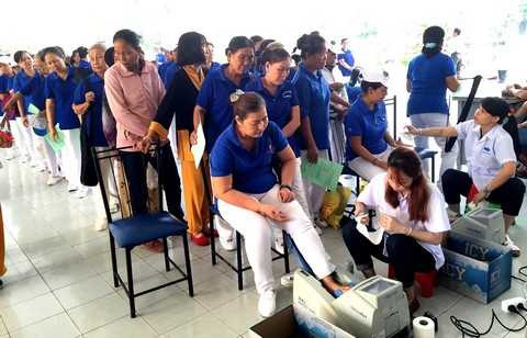 Vinamilk tổ chức đo loãng xương cho người cao tuổi tại TP.HCM và Hà Nội giúp người cao tuổi phát hiện và phòng ngừa loãng xương Vinamilk tổ chức đo loãng xương cho người cao tuổi tại TP.HCM và Hà Nội giúp người cao tuổi phát hiện và phòng ngừa loãng xương