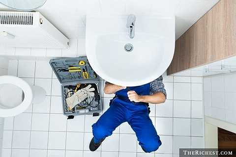 Thợ sửa ống nước. Nghề sửa chữa ống nước cũng được coi là một nghề khá vất vả khi người thợ sửa ống phải luôn phục vụ khách hàng mọi lúc mọi nơi. Bên cạnh đó, đường ống nước trong các đô thị hiện nay khá phức tạp và cần nhiều công sức để sửa chữa