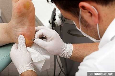 Bác sĩ chuyên chữa bệnh về chân. Chăm sóc đôi chân của bệnh nhân là việc của những bác sĩ chuyên khoa này. Nhiều người thường e dè mỗi khi phải động vào chân người khác. Tuy nhiên, theo tạp chí Forbes nổi tiếng, nghề bác sĩ chuyên khoa về chân là nghề chăm sóc sức khỏe tốt nhất trong năm 2015 với mức thu nhập 'không phải nghĩ'