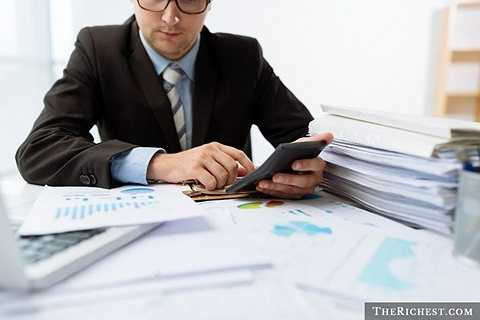 Kế toán. Giống như người quản lý về tài chính, công việc của các kế toán là vô cùng vất vả và vụn vặt. người kế toán phải lo rất nhiều thanh toán, giao dịch và cuối năm phải 'vắt chân lên cổ' để chuẩn bị các báo cáo tài chính chặt chẽ và đầy đủ. 