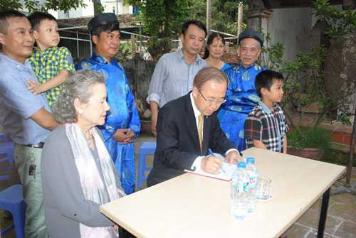 Ông Ban Ki-moon viết lưu bút tại nhà thờ dòng họ Phan Huy - Ảnh: Dân Việt