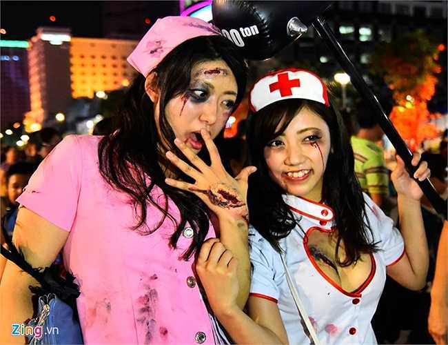 Hauro (áo trắng, 24 tuổi) cùng bạn đi du lịch ở Việt Nam vừa đúng vào dịp lễ Halloween.