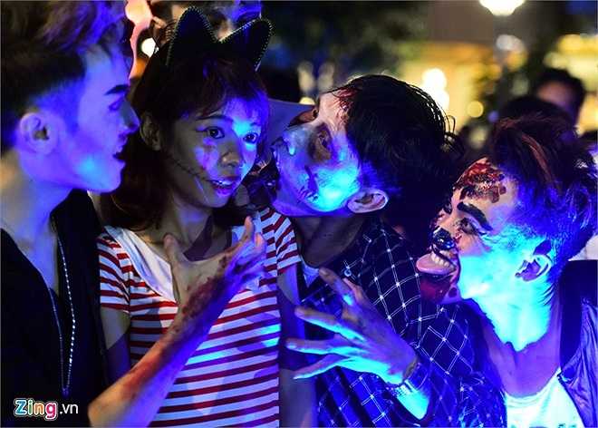 Nhóm thanh niên thích thể hiện những động tác nhằm tăng thêm sự kinh dị và rùng rợn 