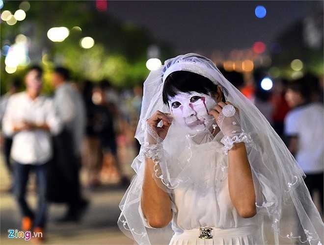 Chị Phụng (40 tuổi, ngụ quận 5) cùng tham gia lễ hội hóa trang với các bạn trẻ. 'Tôi tự hóa trang cho mình thành nhân vật cô dâu, cùng tham gia hưởng ứng với các bạn trẻ cho vui', chị nói. (Nguồn: Zing) 