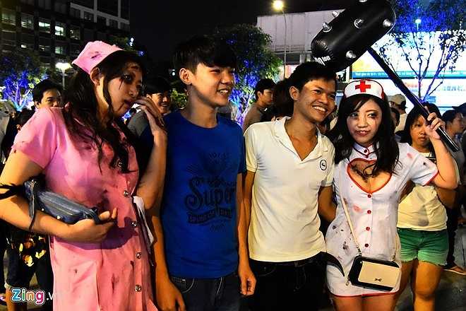 Hai cô gái thu hút sự chú ý của các bạn trẻ người Việt. Nhiều người xin chụp hình chung cùng Hauro để làm kỷ niệm.