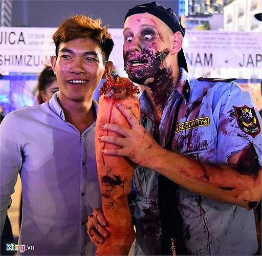 Ngoài ra, trên phố đi bộ còn có sự xuất hiện của những du khách Tây. 