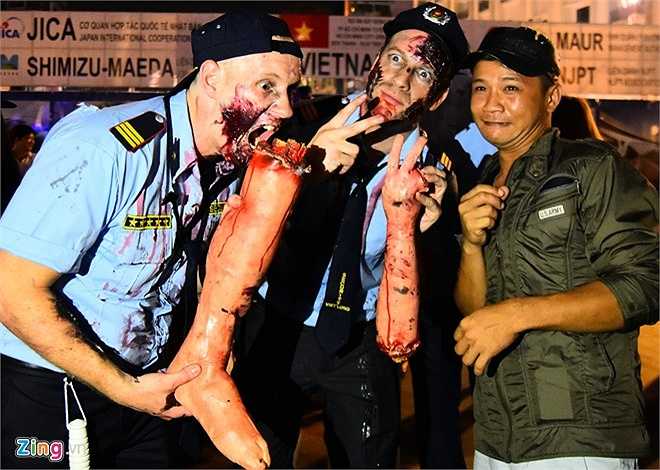 Anh Matt (người Mỹ) cùng các bạn mặc trang phục bảo vệ đẫm máu mang theo các cánh tay và chân giả để hù dọa mọi người.