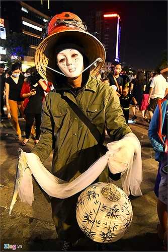 Các bạn trẻ người Việt nhiệt tình hưởng ứng đêm hội trên phố đi bộ. Trong ảnh: Một nam thanh niên hóa trang theo phong cách Nhật Bản.