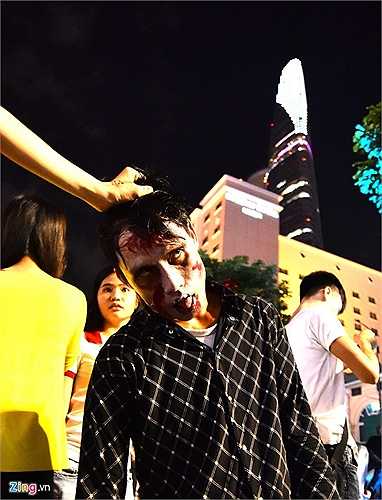 Hóa trang thành nhân vật ma cà rồng.