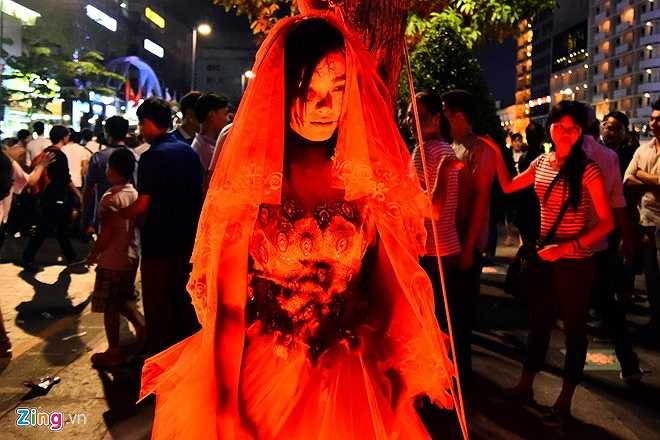 Cô dâu 'ma' đứng dựa vào gốc cây để hù dọa trẻ nhỏ.