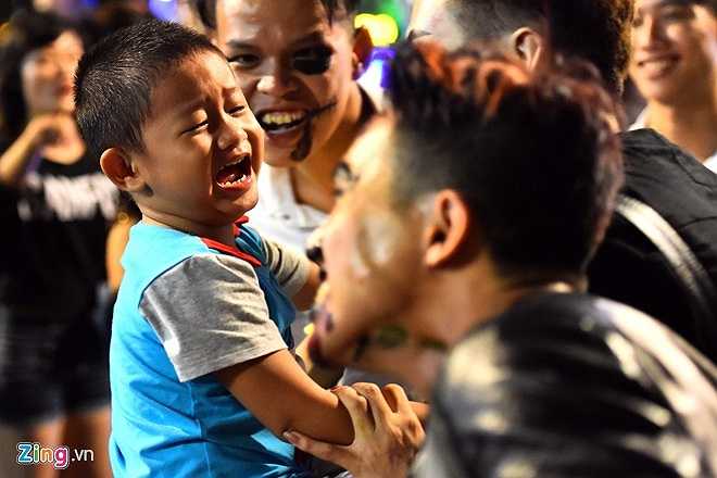 Nhưng có em bị dọa đến phát khóc.