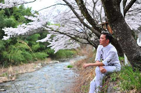 Dự kiến trong tháng 11, nam ca sĩ cũng sẽ phát hành chính thức MV Khắc - chủ đề của album và đồng thời trong thời gian này, anh đạng ráo riết chuẩn bị cho hai MV tiếp theo cũng là những ca khúc đặc sắc nằm trong album Khắc của mình.