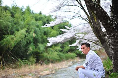 Buổi họp báo ra mắt album Khắc sẽ được diễn ra vào ngày 3/11 tại TPHCM. Ngay sau đó, khán giả cả nước có thể tìm mua album mới đặc sắc này của ông hoàng nhạc Việt trên các cửa hàng băng đĩa cả nước.