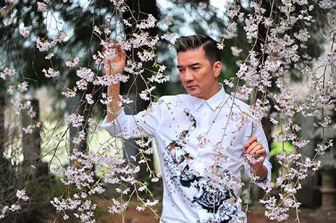 Là một nghệ sĩ nổi tiếng nhưng ông hoàng nhạc Việt lại có một cuộc sống đời tư khá kín tiếng và có phần thiên về nội tâm. Điều đó đã được anh thể hiện qua các ca khúc mang đậm chất tự sự và những bản tình ca sâu lắng trong album Khắc. 