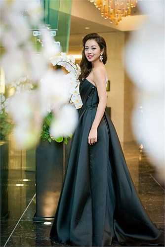 Bà mẹ hai con khoe vóc dáng thon gọn, quyến rũ.