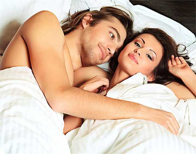 Giúp bạn giảm căng thẳng: Khi bạn ngủ với người mà bạn yêu thương, có một kết nối cơ thể. Kết nối mạnh mẽ này giúp làm dịu tâm trí và làm giảm mức độ căng thẳng ở bạn. Làm tình và âu yếm là cách tốt nhất tự nhiên để giảm stress.