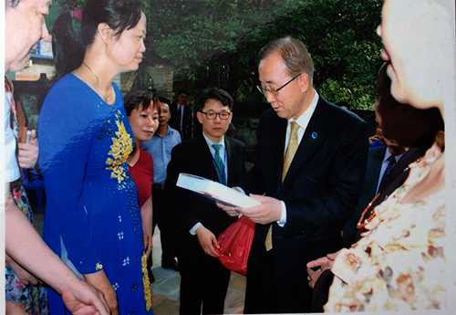 Đại diện dòng họ Phan Huy tặng sách viết về dòng họ cho ông Ban Ki Moon.